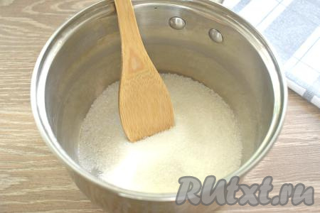 В небольшую кастрюлю всыпаем сахар.