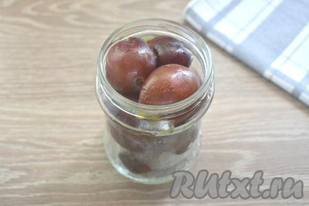 Подготовленные сливы перекладываем в простерилизованную банку, аккуратно заполняя баночку до самого верха. 