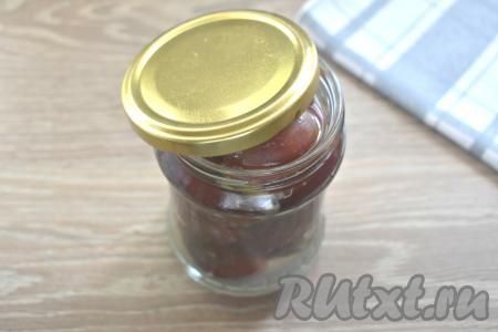 Сливу заливаем кипятком, накрываем крышкой и оставляем на 15 минут.