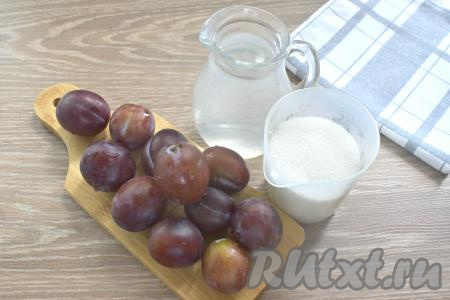 Вот такие ингредиенты нам потребуются для приготовления слив в сахарном сиропе на зиму. Банку объёмом 0,5 литра заранее стерилизуем (я простерилизовала над паром), крышку кипятим с момента закипания воды в течение 3-4 минут.