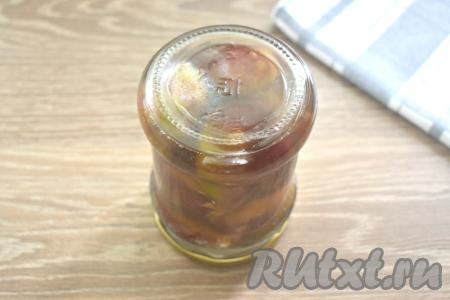 Получившийся горячий сироп вливаем в банку со сливами, плотно закручиваем (или закатываем) баночку крышкой, проверяем на герметичность. Ставим банку со сливами в сиропе на крышку, накрываем тёплым полотенцем, оставляем примерно на сутки (до полного остывания), а затем убираем на хранение. Эту заготовку лучше всего хранить в прохладном месте.