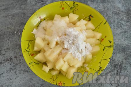 Дыню очистить от семечек и кожуры. Нарезать 300 грамм очищенной дыни на кубики размером примерно 1,5 на 2 сантиметра. Сложить нарезанную дыню в мисочку, всыпать к ней сахар и крахмал.