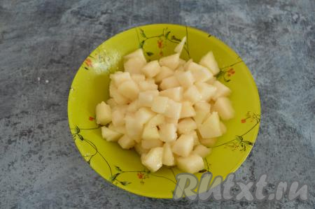 Перемешать кусочки дыни с сахаром и крахмалом и начинка для слоек готова. Крахмал с сахаром желируют сок, который будет выделяться из дыни в процессе выпечки, поэтому тесто не размокнет и слойки получатся слоистыми, приятно похрустывающими.