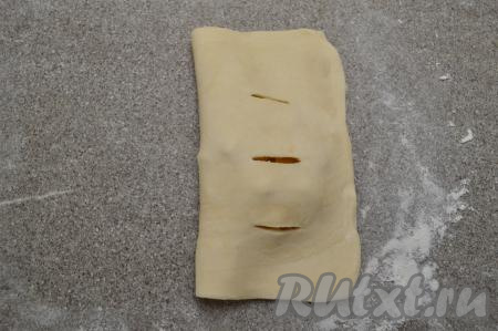 Прикрыть начинку стороной теста с надрезами.