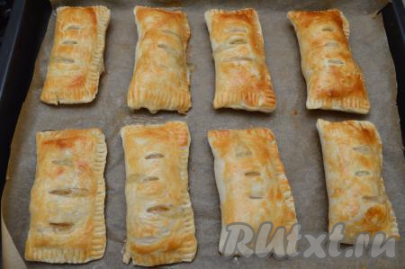 Выпекать слойки минут 25-30 (до подрумянивания теста) в разогретой до 180 градусов духовке.