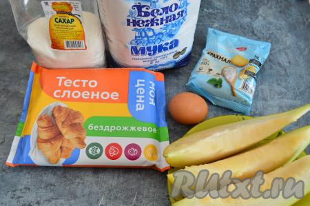 Подготовить продукты для приготовления слоек с дыней. Дыню необязательно брать сладкую, так как в начинку мы добавим сахар. Разморозить слоёное тесто при комнатной температуре.