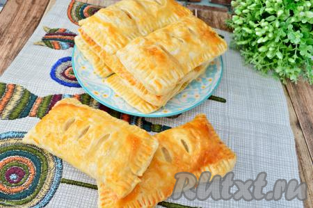 Аппетитные, сочные, нежные слойки с дыней достать из духовки, дать им немного остыть и можно подавать к столу. Такая выпечка хороша и в тёплом виде, и полностью остывшей.