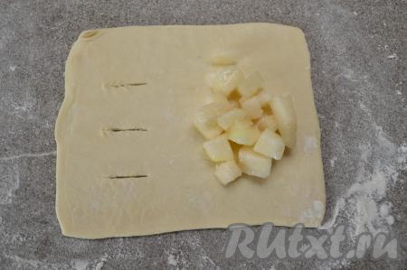 На половину теста без надрезов выложить 3 чайных ложки начинки из дыни.