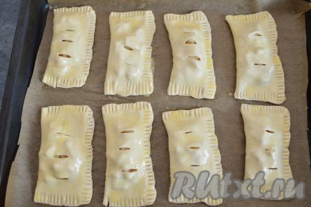 В небольшой ёмкости силиконовой кисточкой взбить до однородности яичный желток. Затем каждую слойку смазать с помощью кисточки взбитым желтком.