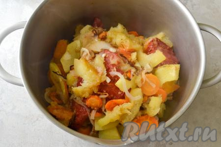 Запечённые овощи переложите в кастрюлю с толстым дном (или в казан), в котором будем доваривать икру. Овощной сок, который остался на противне, пока не выливайте. Сок может понадобиться чуть позже, чтобы отрегулировать густоту икры.