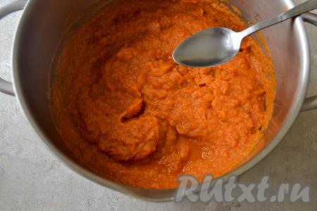 Доведите до кипения, сделайте огонь минимальным и варите, иногда помешивая, в течение 25-30 минут под крышкой. Будьте осторожны - икра во время варки может брызгаться. В конце варки добавьте уксусную эссенцию (или уксус), перемешайте.