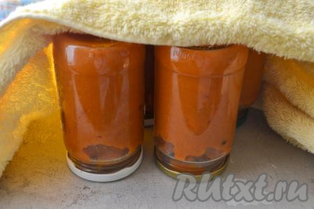 Сразу закрутите банки крышками, переверните вверх дном, укутайте в одеяло и оставьте их на сутки для медленного остывания.