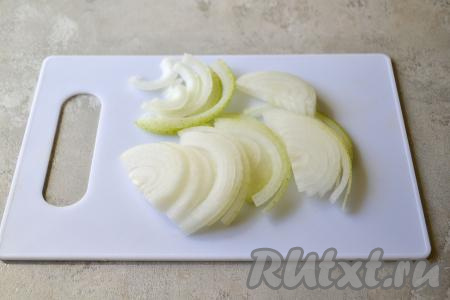 Лук нарежьте крупными полукольцами.