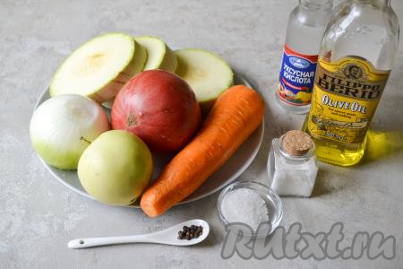 Тщательно вымойте кабачок, морковь, лук, помидоры и яблоки. Морковь и лук почистите. Кабачок очистите от кожуры. Если у кабачка крупные семена, тогда удалите их. Для приготовления икры потребуется 1 килограмм очищенных кабачков. У помидоров вырежьте плодоножку. Из яблок удалите семенную коробочку.