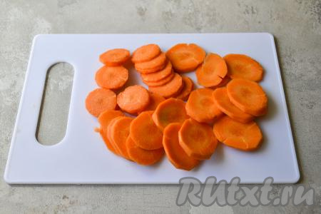 Морковь нарежьте кружочками толщиной примерно 6-7 миллиметров.