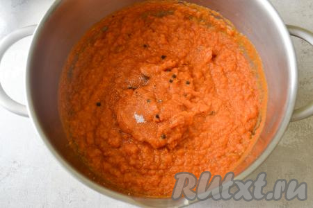 Всыпьте сахар и горошины чёрного перца, перемешайте. Попробуйте на соль, если нужно, тогда досолите. Перемешайте и поставьте кастрюлю с кабачковой икрой из запечённых овощей на огонь.