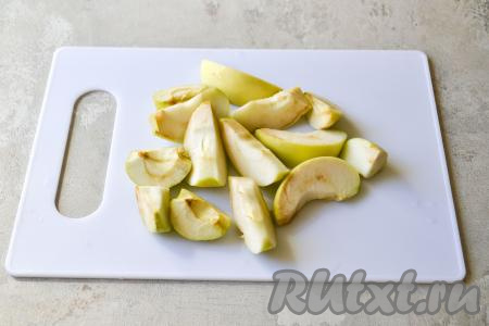 Яблоки нарежьте на ломтики толщиной до 1 сантиметра.