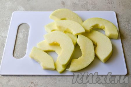 Кабачок нарежьте на полукольца (или кольца) толщиной до 1 сантиметра.
