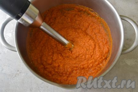 Погружным блендером измельчите овощи до однородной пюреобразной консистенции. Если нужно, тогда добавьте немного овощного сока, чтобы получить кабачковую икру нужной вам густоты.