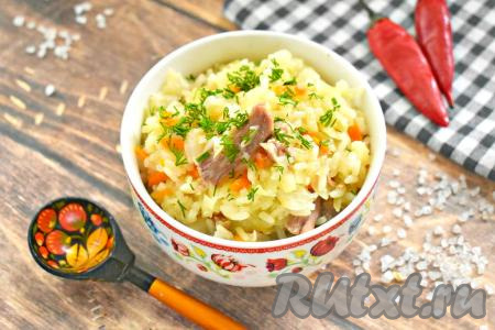 Ленивые голубцы, приготовленные с тушёнкой, получились сочными, ароматными и очень вкусными, они внесли приятное разнообразие в повседневное меню.