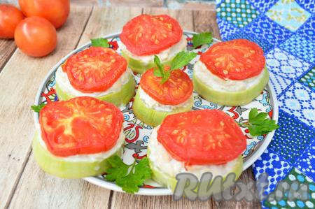 Достать из духовки вкусные, аппетитные, сочные кабачки, запечённые с фаршем и помидорами, и можно сразу подавать к столу. Посмотрите, как аппетитно смотрится это блюдо!