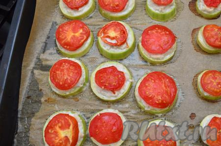 Кабачки с фаршем и помидорами поставить в разогретую духовку и запекать в течение 30-40 минут. Готовность проверять по кабачку, если он легко прокалывается ножом, значит можно вынимать противень из духовки.