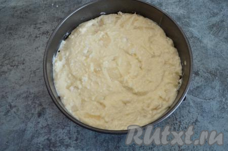 Дно и бока формы для выпечки (я выпекала в разъёмной форме диаметром 18 сантиметров) смазать сливочным маслом. Выложить в форму творожное тесто, смешанное с кусочками дыни, разровнять и поставить в духовку, разогретую до 180 градусов, минут на 40-45.