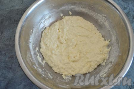 Затем частями начать добавлять муку, тщательно вмешивая её в творожную массу. Муки может потребоваться чуть больше или меньше, здесь всё зависит от влажности творога и размера яиц. Мне хватило 50 грамм муки. Тесто для запеканки должно напоминать очень густую сметану.