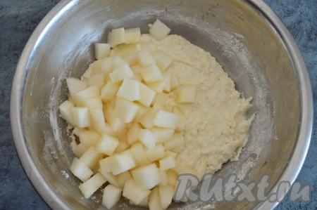 Дыню, очищенную от кожуры и семечек, нарезать на кубики размером примерно 1,5 на 1,5 сантиметра. Я взвесила дыню в очищенном виде, вес составил 300 грамм. Вмешать кусочки дыни в творожное тесто.