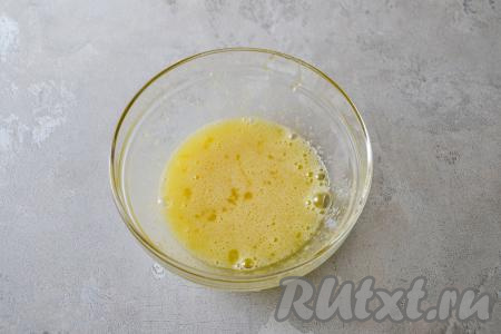 Смешайте венчиком яйцо с сахаром до однородной массы.