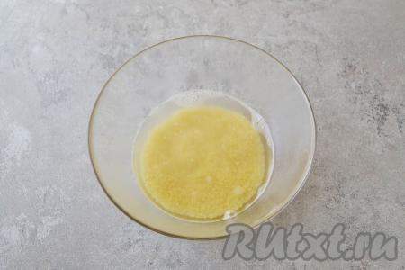 Залейте кускус 150 миллилитрами кипящей воды. Накройте миску с кускусом тарелкой (или крышкой) и оставьте на 10 минут.