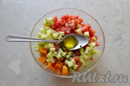 Влейте оливковое (или подсолнечное) масло.