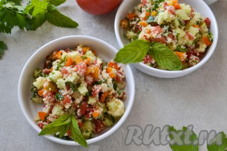 Салат "Табуле", приготовленный с кускусом и овощами, можно подавать в одном салатнике или порционно, украсив листочками мяты. Этот нежное, яркое, сытное блюдо прекрасно разнообразит повседневное меню!