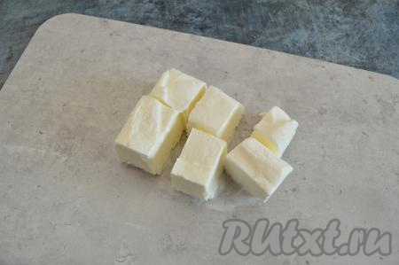 Мороженое нарезать на кусочки.