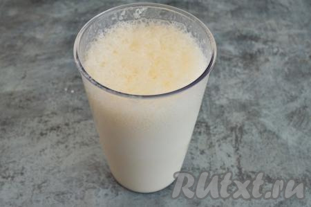 Движениями погружного блендера "вверх - вниз" взбить дыню с молоком и мороженым до появления пузырьков (на взбивание потребуется примерно 1 минута). Теперь можно попробовать коктейль на вкус. Если сладости вам недостаточно, тогда можно добавить сахар или мёд по вкусу и ещё раз взбить. У меня дыня была сладкой, поэтому сладости в напитке мне было вполне достаточно.