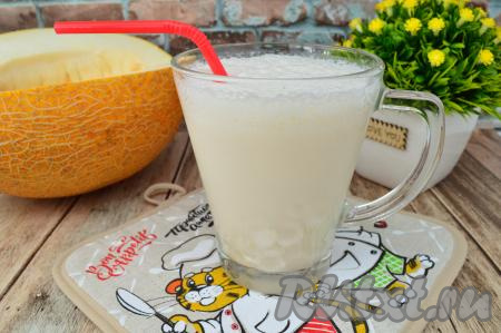 Молочный коктейль, приготовленный с дыней и мороженым, сразу разлить по стаканам и можно наслаждаться вкусным, воздушным, приятно освежающим напитком.