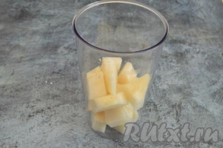 Сложить кусочки дыни в чашу погружного блендера.