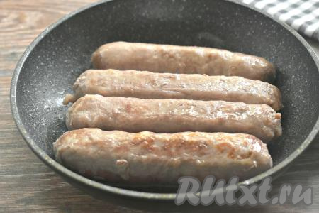Обжариваем купаты на среднем огне до лёгкого подрумянивания с двух сторон (примерно по 3 минуты с каждой стороны). После обжарки купаты на время перекладываем на тарелку.