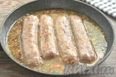 В получившийся ароматный томатный соус выкладываем ранее обжаренные купаты.