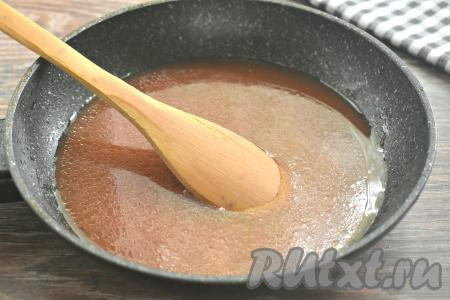 В сковороду, в которой жарились купаты, выкладываем томатную пасту, вливаем 150 миллилитров воды, хорошо перемешиваем.