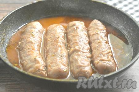 После закипания тушим купаты с подливкой на сковороде на небольшом огне под крышкой 10-15 минут. За это время купаты нужно несколько раз перевернуть, чтобы они равномерно протушились со всех сторон.