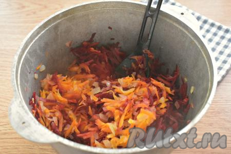 Затем к обжаренным овощам выкладываем натёртую свеклу, перемешиваем и обжариваем, иногда помешивая, 5 минут.