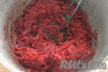 Даём воде закипеть и тушим овощи на небольшом огне под крышкой минут 15-20 (до мягкости свеклы), иногда помешивая, затем снимаем с огня и оставляем до полного остывания.