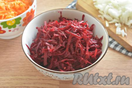 Очищенную свеклу тоже натираем на крупной тёрке.