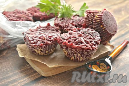 В процессе приготовления борща замороженную зажарку добавляйте в кастрюлю за 10 минут до окончания варки. На 1,5 литра жидкости требуется обычно 2 таких овощных замороженных "кексика". Зажарка из замороженных овощей поможет приготовить вам вкусный и сытный борщ без лишней траты времени и сил.