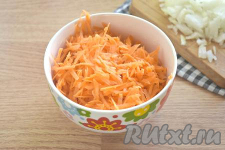 Натираем на крупной тёрке очищенную морковку.