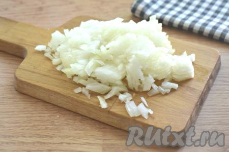 Мелко нарезаем очищенный лук.
