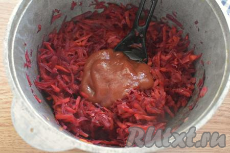 К обжаренным луку, моркови и свекле добавляем томатную пасту и вливаем воду, перемешиваем.