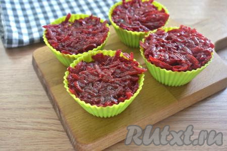 Раскладываем остывшую зажарку для борща в небольшие порционные пластиковые контейнеры с крышкой или в силиконовые формочки для кексов. Я разложила по небольшим силиконовым формочкам (у меня получилось 15 формочек).