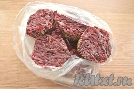 Отправляем заготовки для борща в морозилку. Зажарку для борща, разложенную по пластиковым закрытым контейнерам, можно оставить в таком виде на хранение в морозилке. Заготовку, разложенную по силиконовым формочкам, после полного замораживания (примерно через 8 часов), перекладываем из формочек в целлофановый пакет. Завязываем пакет и отправляем в морозилку на хранение.